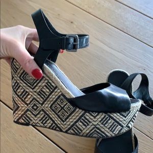 Vera Wang Sz7.5 Black White Wedges Espadrille Heel